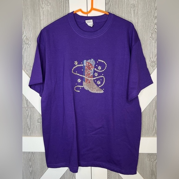 Gildan Tops - D23.05 NEW Purple Graphic T-Shirt with Cowgirl Boot Design L